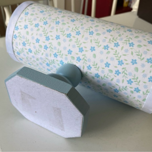 Display Stand Decor - Picture 4 of 4